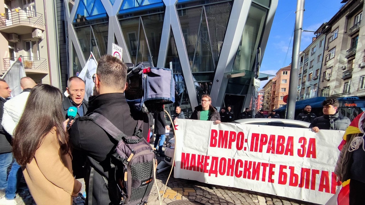 Протест пред сградата на ЕК в София в подкрепа на пребития в Охрид Християн Пендиков