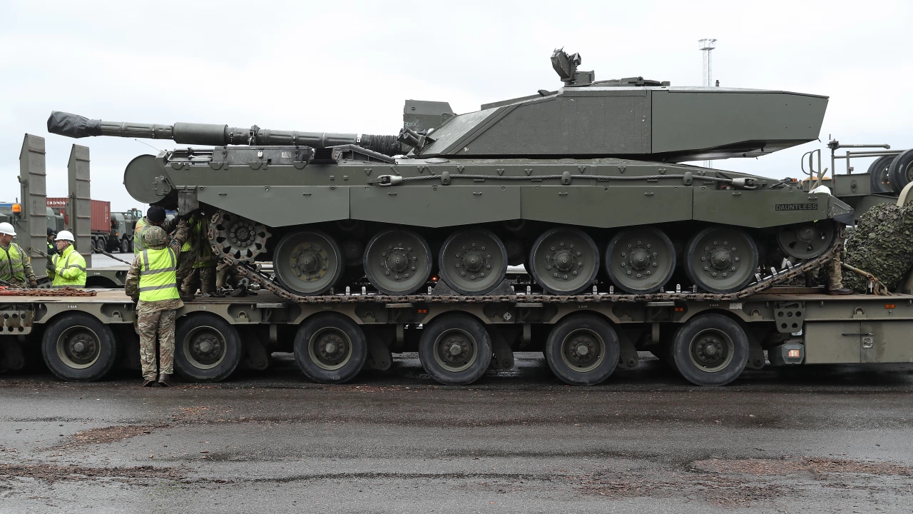 Кремъл каза днес че танковете които Великобритания възнамерява да даде