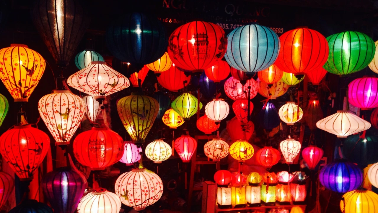 Най големият фестивал на фенерите беше открит в китайския град Шънян Посетителите