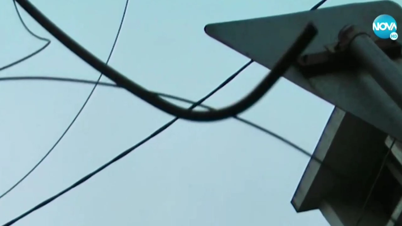 Тежкотоварен камион събори пътен знак скъса жици на електропреносната мрежа