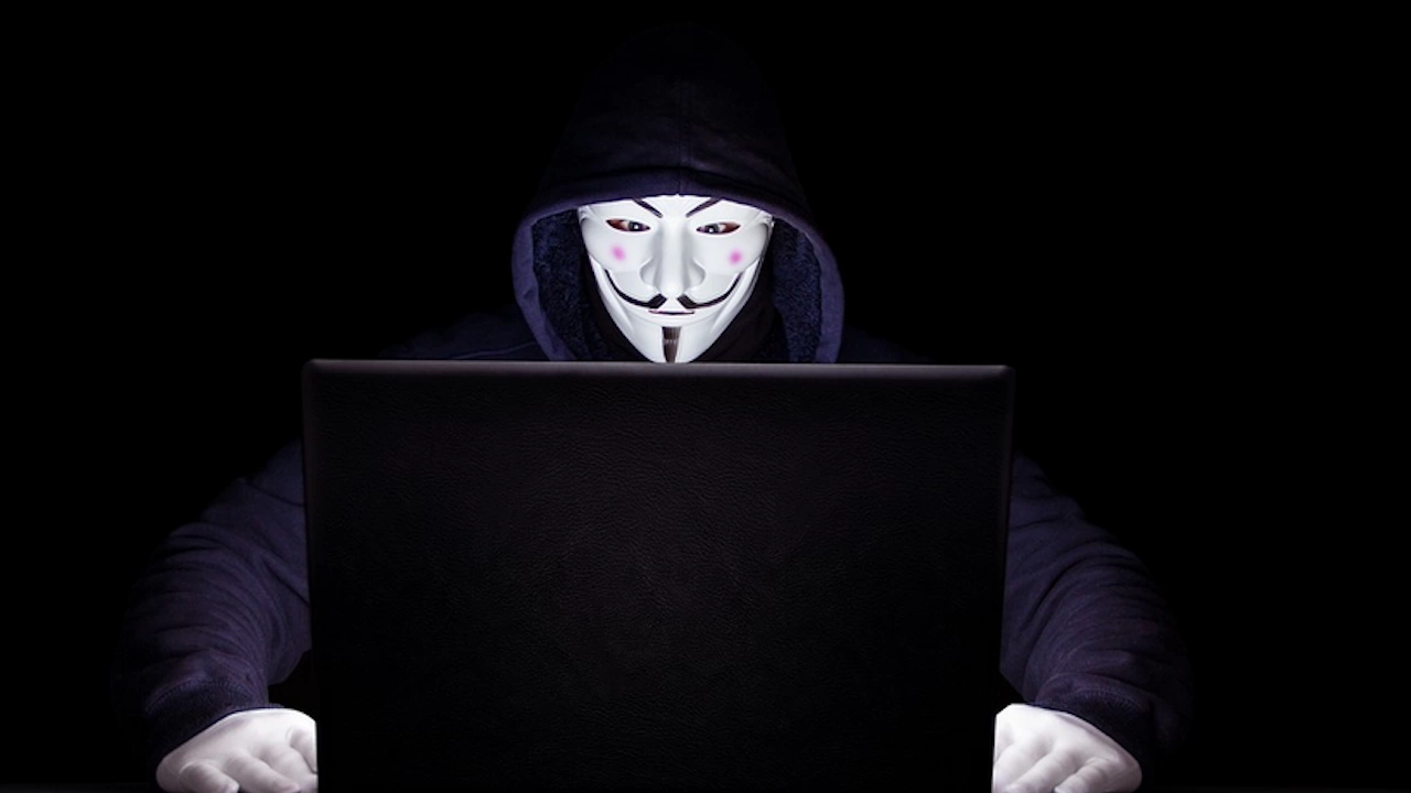 Хакерската група Анонимните съобщи в Туитър профила си че е