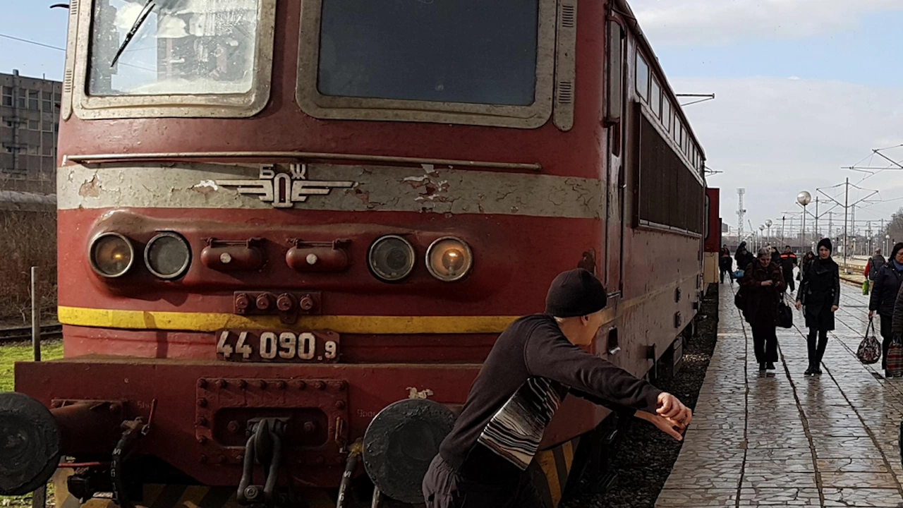 Локомотив без вагони се е запалил към 14 45 часа днес