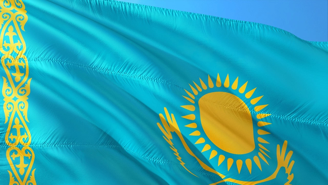Казахстанският депутат Азамат Абилдайев бе изключен от партията си Ак