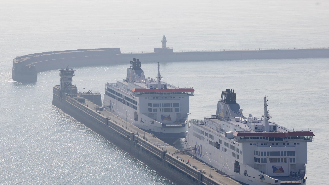 Движението на фериботите през Ламанша между френското пристанище Кале и