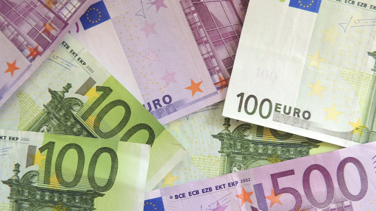 Митнически служители са конфискували 343 000 евро недекларирана валута на