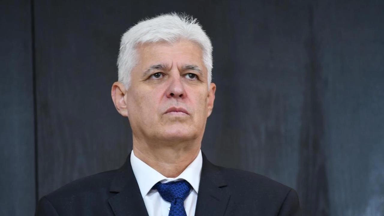 Министърът на отбраната Димитър СтояновДимитър Стоянов е роден на 28 октомври