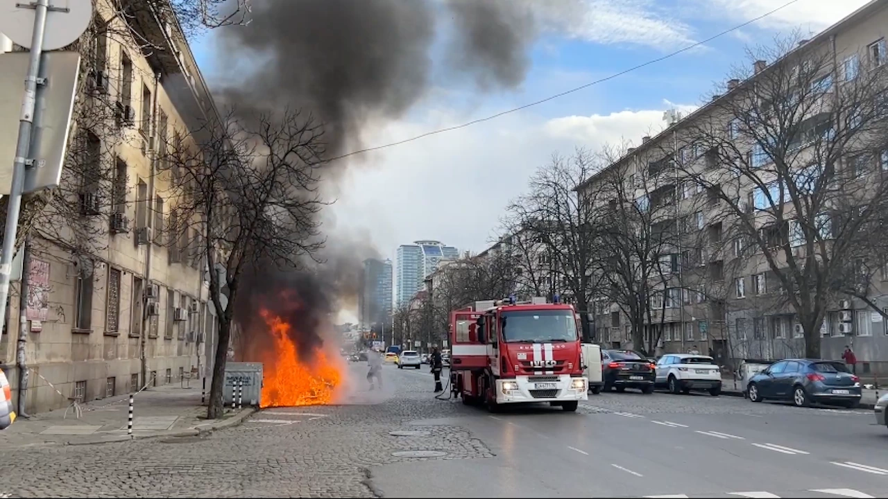 Кола пламна пред сградата на БАБХ близо до УМБАЛСМ Пирогов в