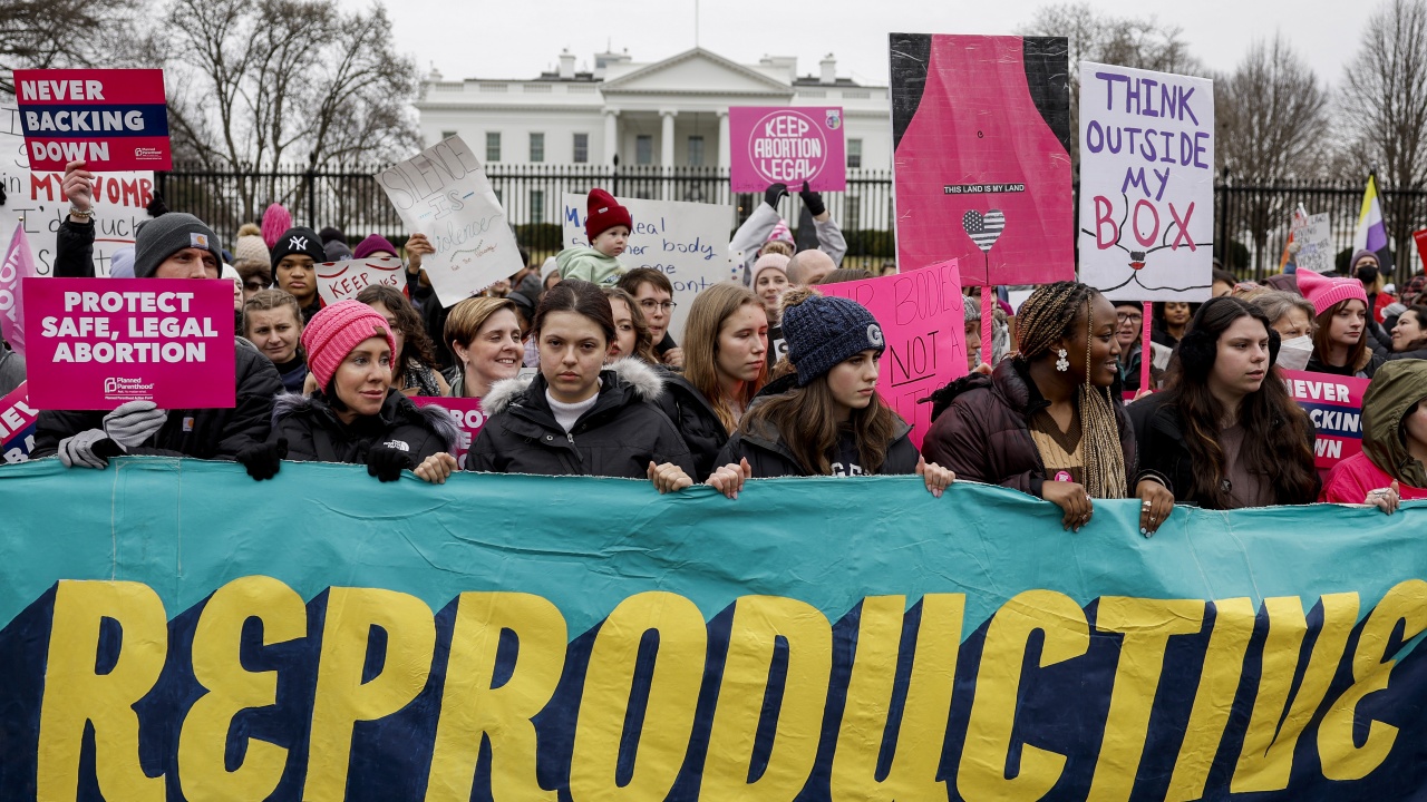 Хиляди привърженици на правото на аборт протестираха в много градове в САЩ