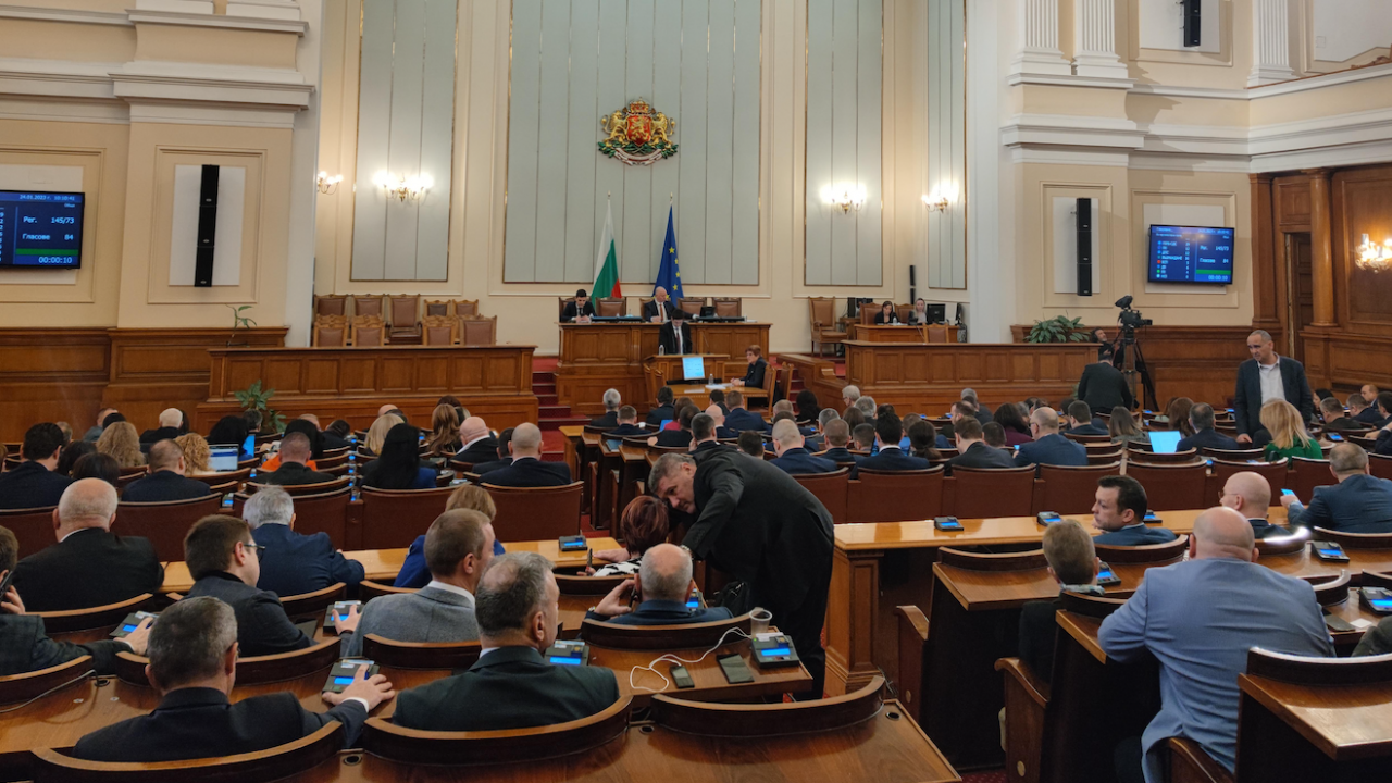 Депутатите прекратиха членството на България в две международни банки