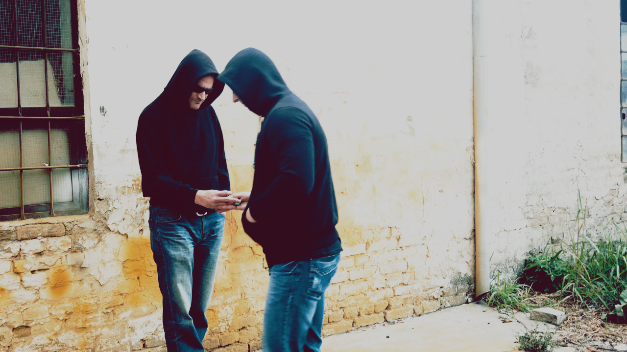 Мъже от Перник и Радомир бяха задържани за дрога