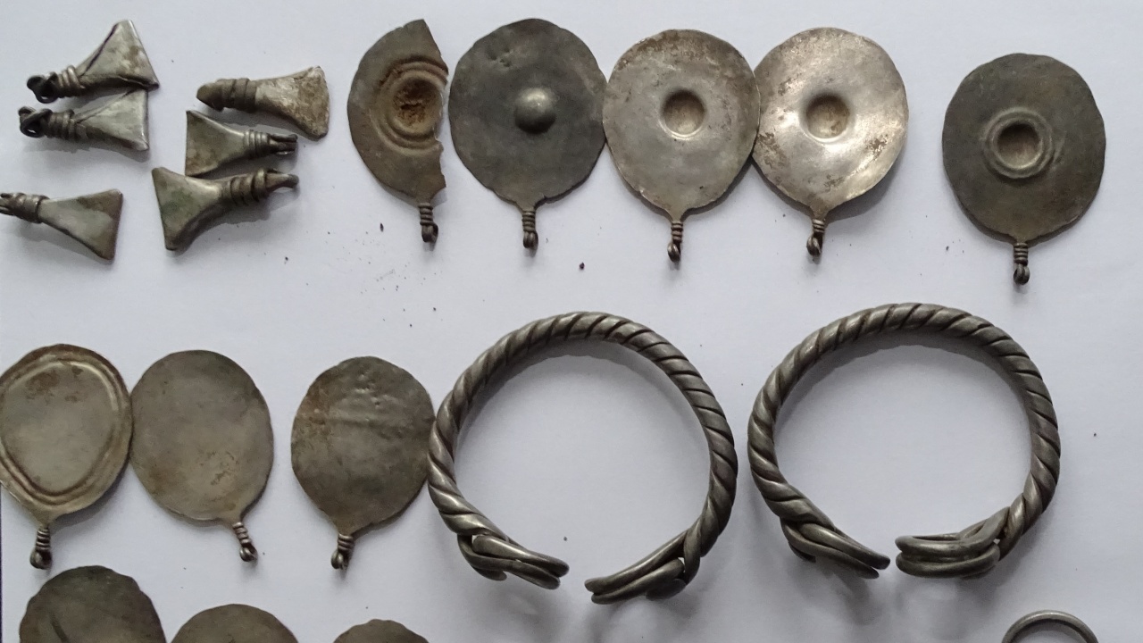 Иззеха антични и средновековни монети и предмети от дома на иманяр