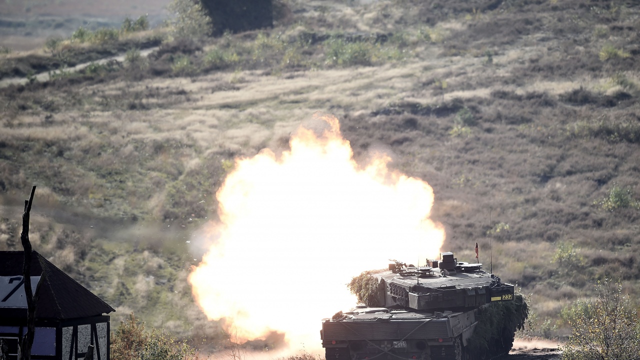 Украинският външен министър призова страните, които разполагат с танкове "Леопард 2", да изпратят колкото се може повече от тях