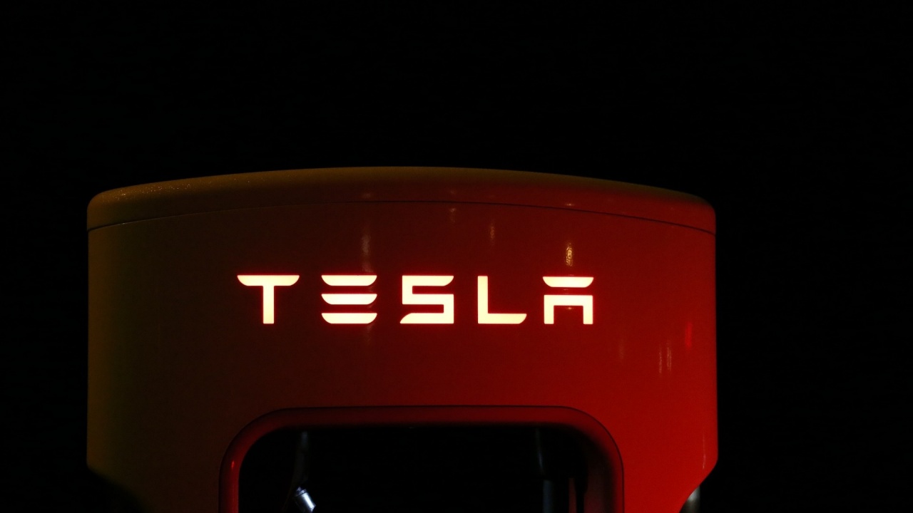 Американският производител на електромобили и слънчеви панели Тесла (Tesla) отчете