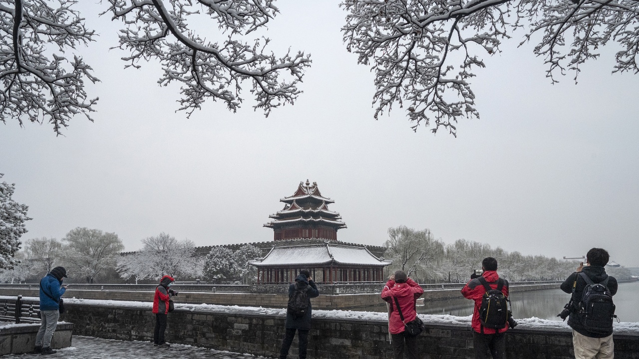 Замръзнали брегове и блокирани от сняг пътища заради изключително студеното време в Китай