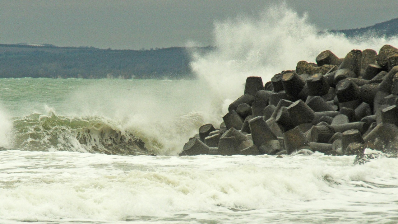 Румънската брегова охрана откри днес дрейфуваща морска мина край плажа