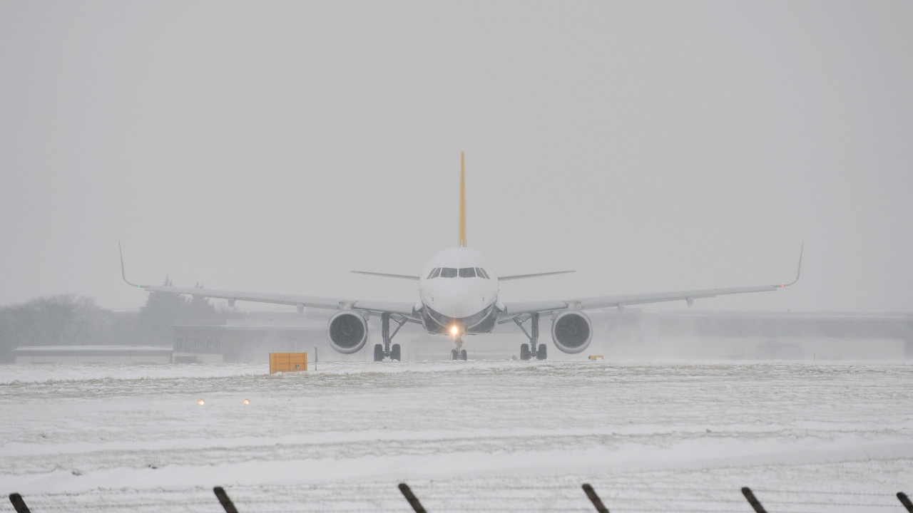 Закъснели и отменени полети заради лошо време на летищата в Букурещ и Сучава