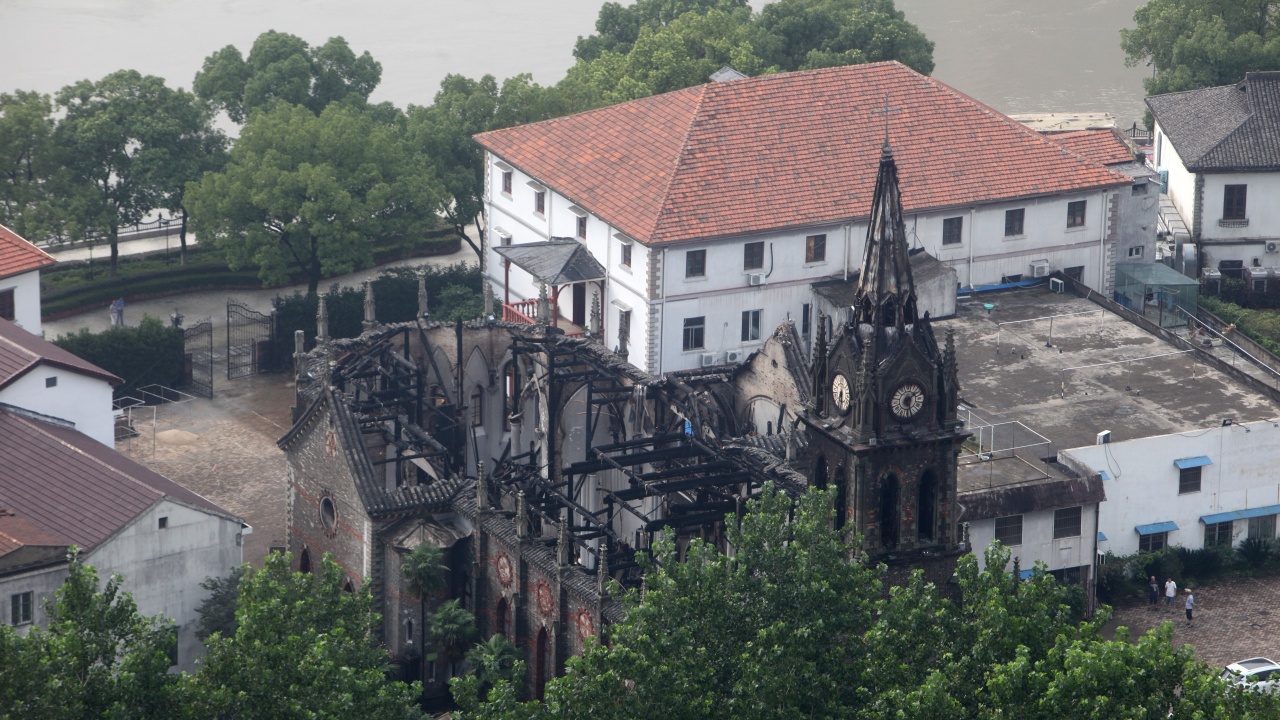 Пожар унищожи историческа църква в Лондон