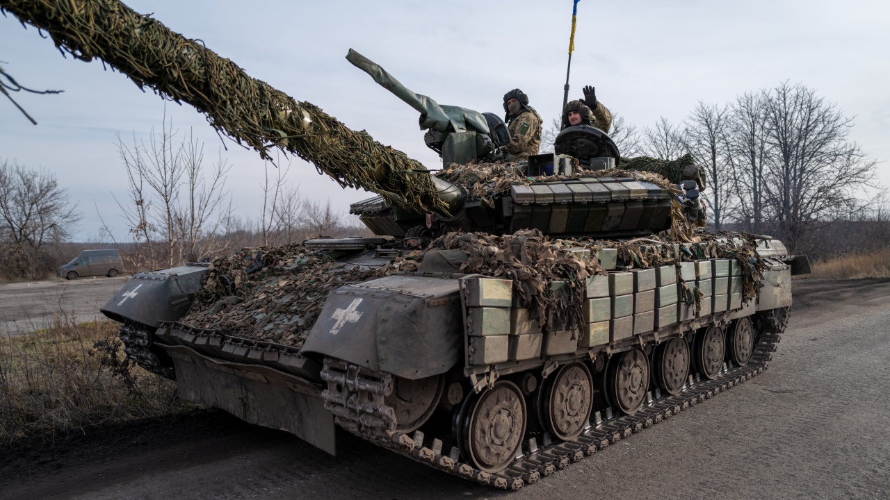 Общо 321 тежки танка са били обещани на Украйна от