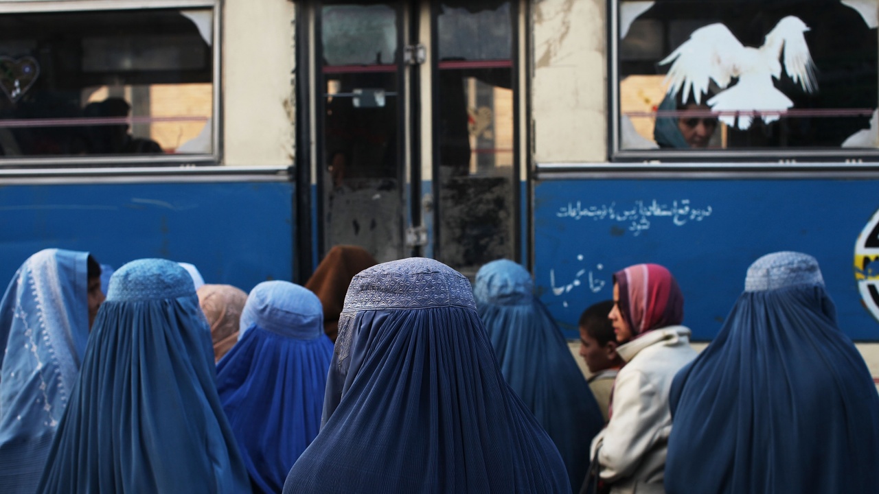 В най-големия град в Пакистан ще пуснат автобуси само за жени