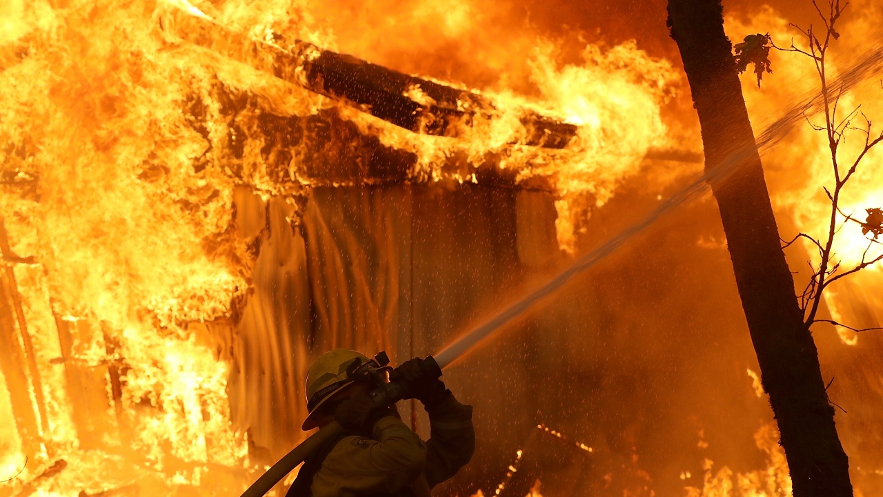 Жилищна сграда горя в Пловдив, пострада жена