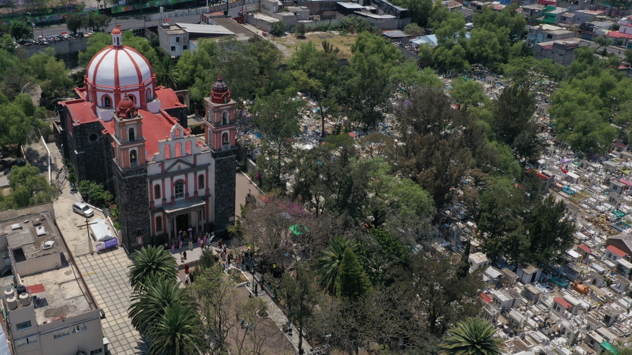 Реликви в 23 оловни кутии са открити в катедрала в столицата на Мексико
