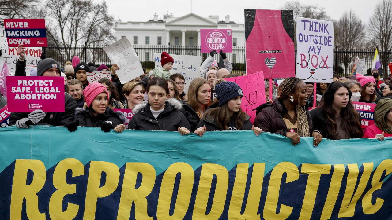Хиляди привърженици на правото на аборт се събраха в неделя
