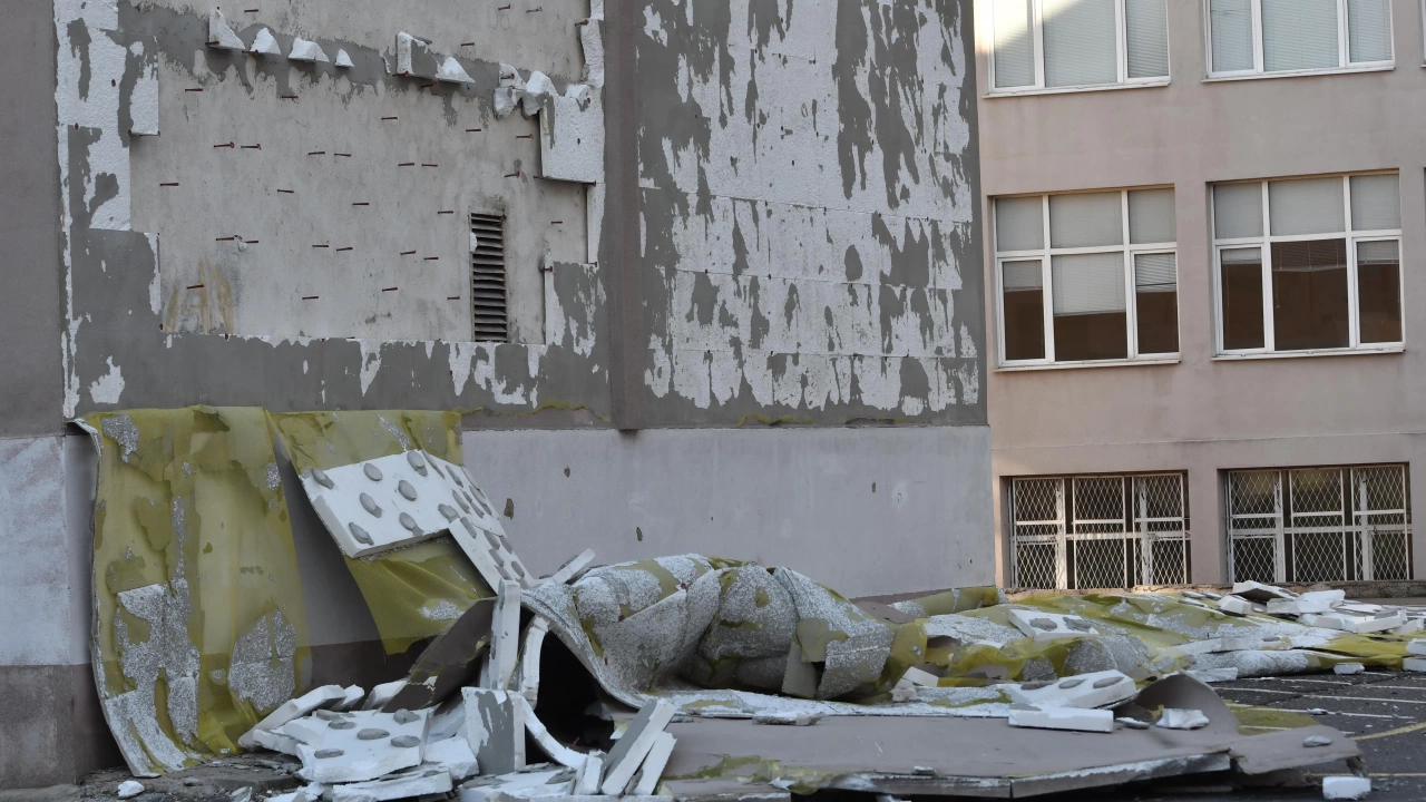 Продължават огледите на щетите нанесени от ураганния вятър във Враца