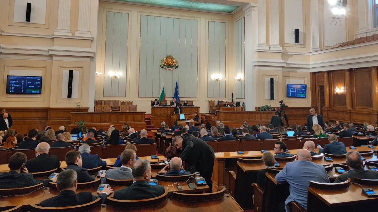 Парламентът прекрати заседанието си поради липса на кворум Депутатите не