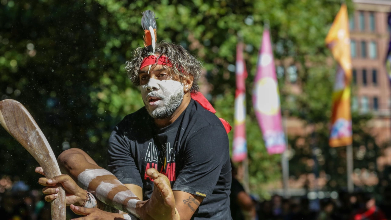 Хиляди австралийци отбелязаха националния празник на родината си с митинги