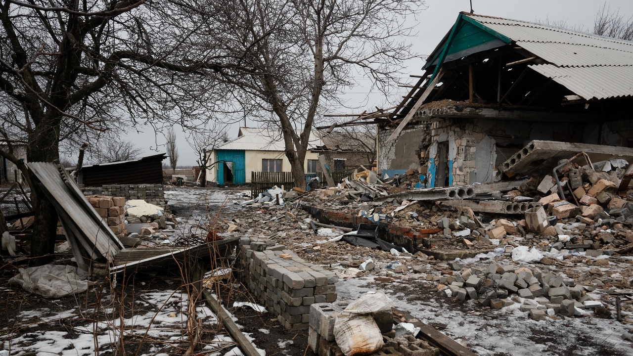 Ракетен удар срещу жилищна сграда в Харков, има загинал и ранени