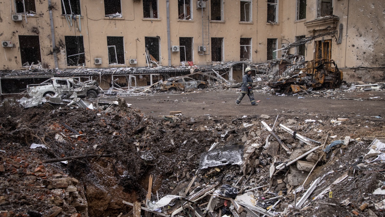 Жена загина при ракетен удар по жилищна сграда в Харков