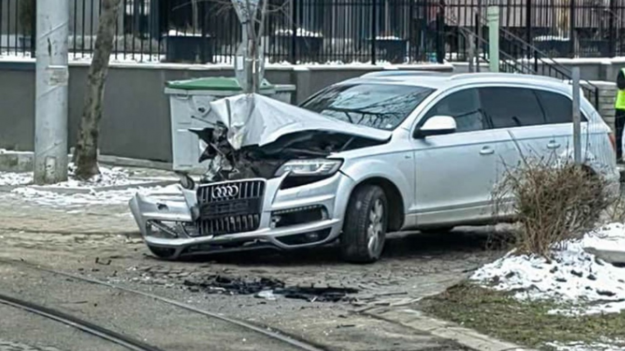 Катастрофа с кола и трамвай в София