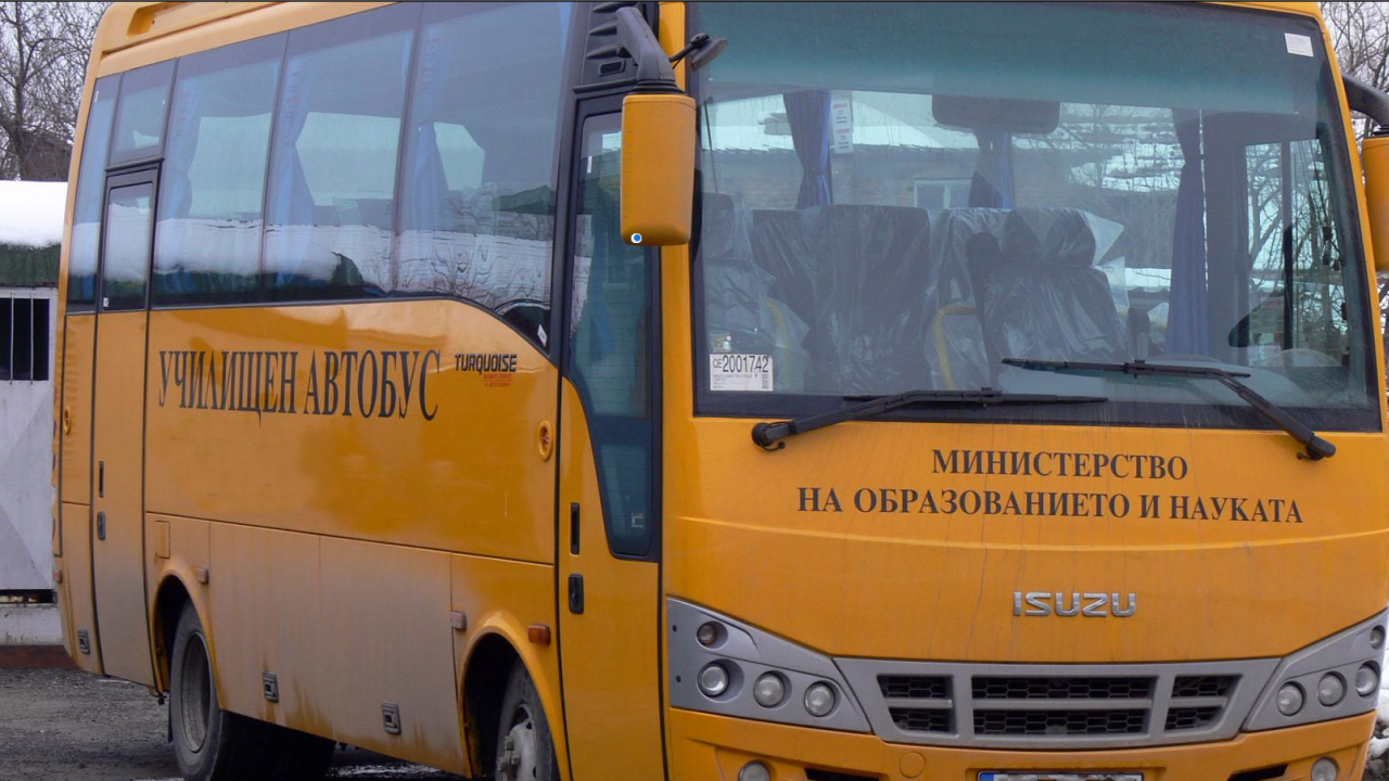 Училищен автобус предизвика верижна катастрофа в Силистра