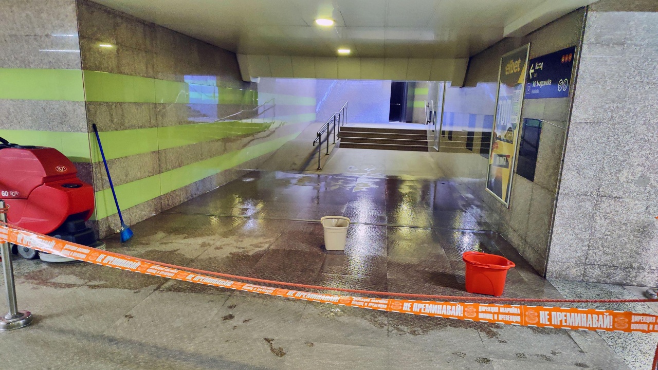 Авария на водопровод затвори един от входовете към метростанция „Витоша“