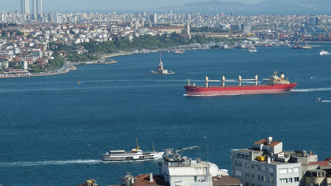Турция ще иска застраховки на всички кораби, превозващи петролни продукти през Босфора и Дарданелите
