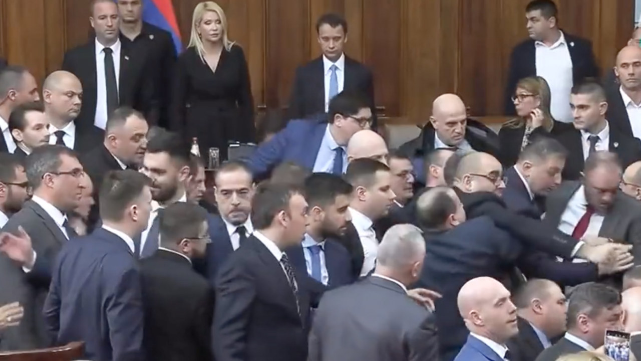 Депутати в Сърбия се сбиха