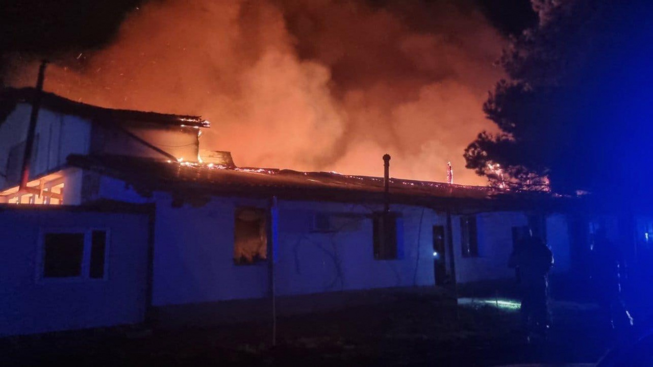 Пожар пламна в сграда за модифициране на автомобили в Бургас