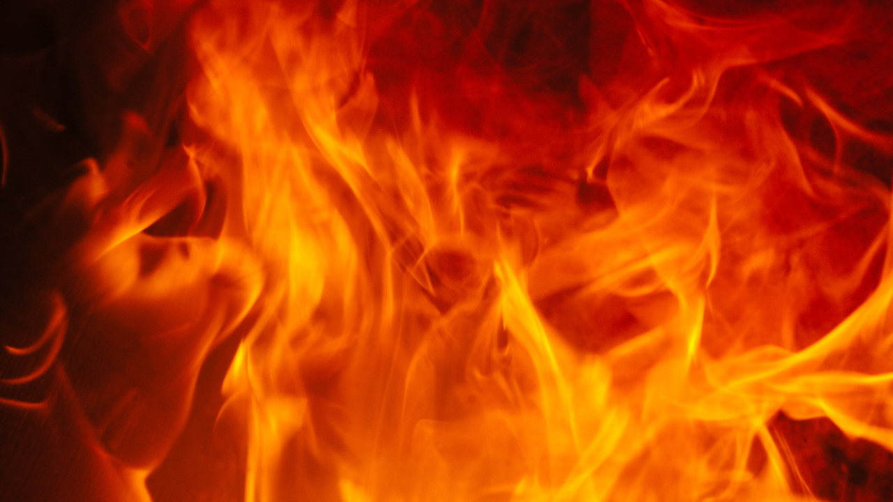 Изясняват се причините за пожара в складова база в Бургас