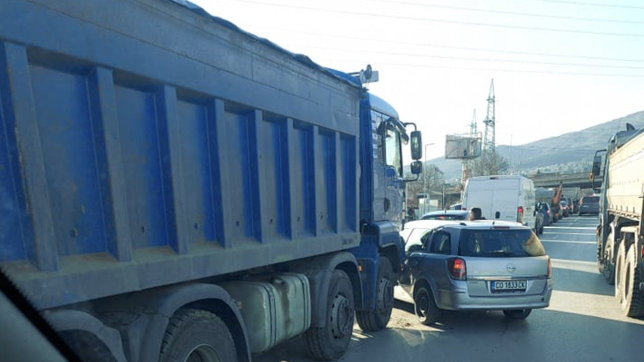 Кола и камион се сблъскаха на булевард Симеоновско шосе в