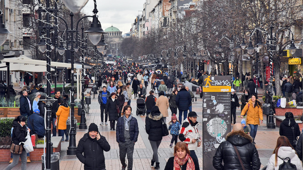 Международно проучване: Близо 70% от българите не биха емигрирали