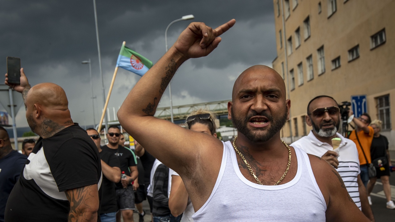 Роми в РСМ реагираха остро на грешни субтитри на разправия с българи