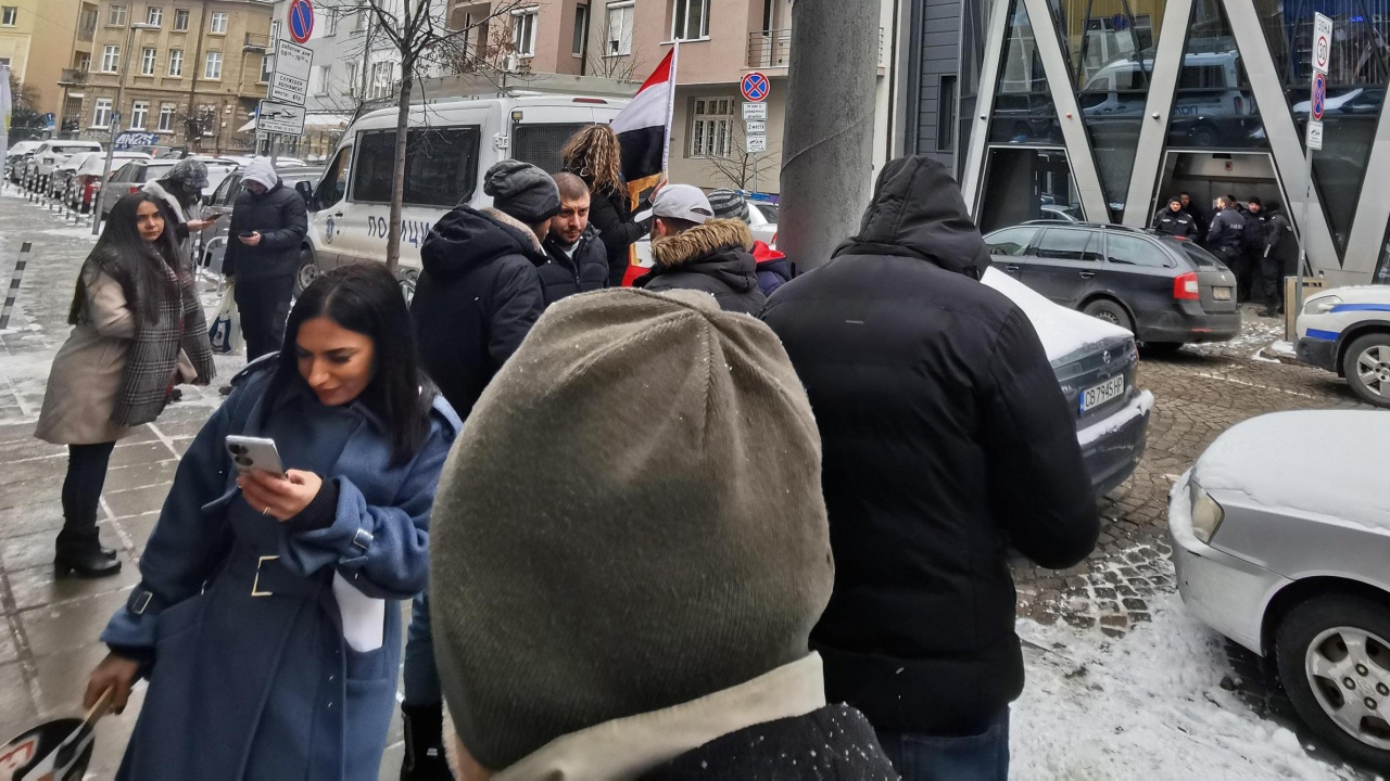 Сирийци се събраха на протест пред сградата на Европейската комисия в България
