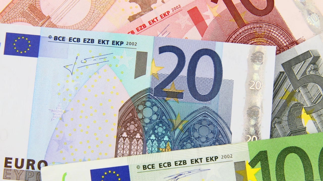 Курсът на еврото се задържа стабилно под прага от 1 09