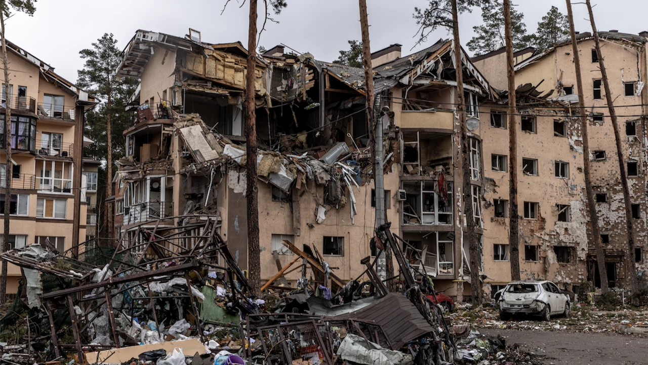 Руска ракета разруши късно снощи жилищна сграда в източния украински