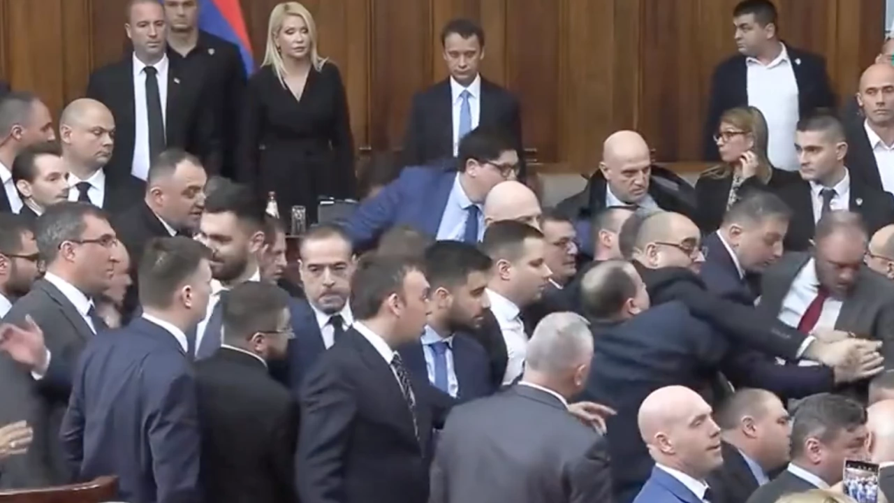 Хаос настана в сръбския парламент в четвъртък следобед когато привърженици на