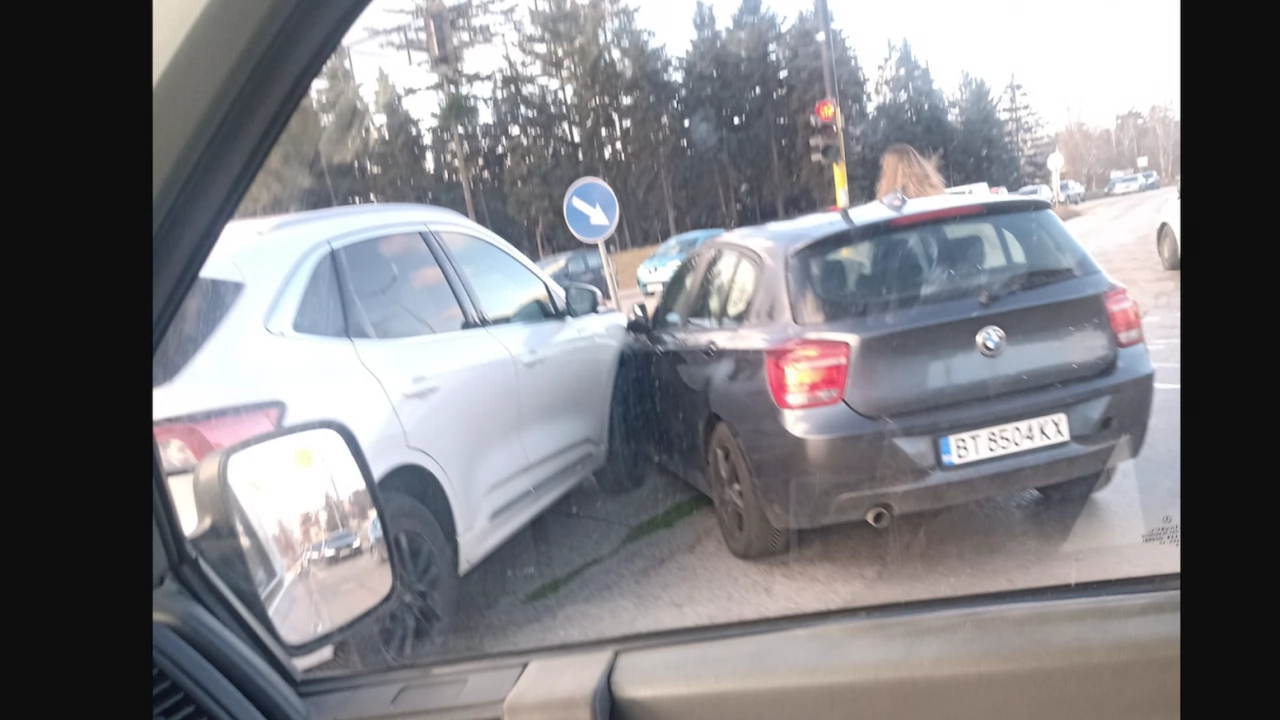 Катастрофа затруднява движението на Околовръстното шосе в София стана ясно