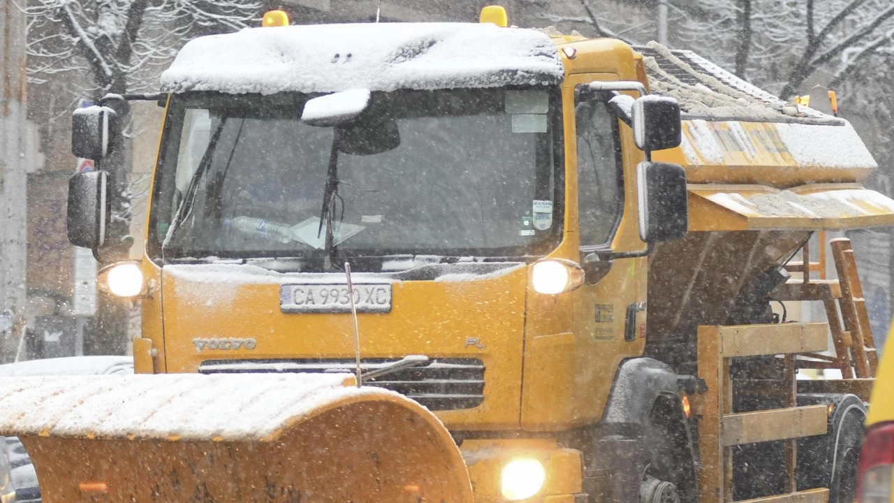 Близо 130 машини почистват пътните настилки в районите със снеговалеж