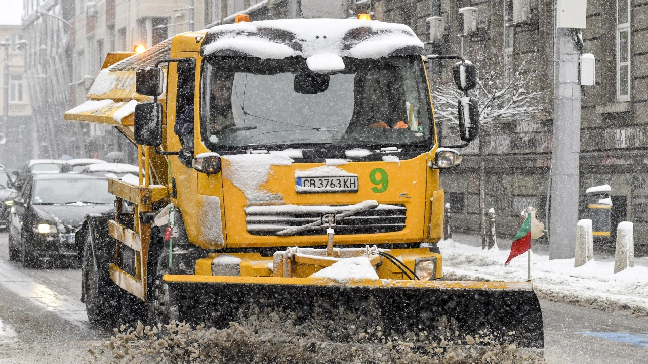 Кола се вряза в снегорин в София предава 24 часа