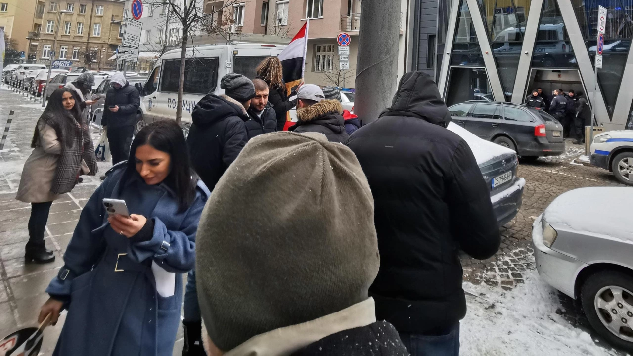 Групичка от 5 6 сирийци се събраха на протест пред Представителството