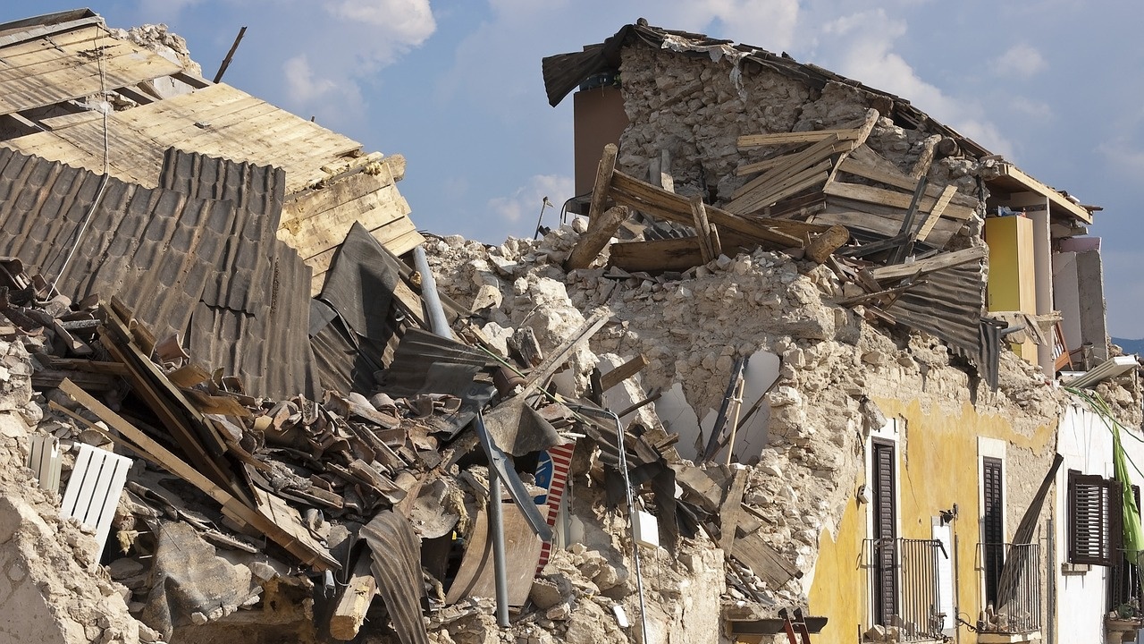 Земетресение от 7,8 по Рихтер в Югоизточна Турция, десетки сгради са разрушени